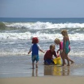 kids-on-family-beach-vacation-3-1205772-m